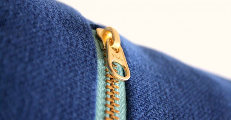 Zipper - Closed Gold Zip