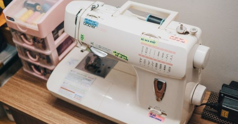 Sewing Machine - White Sewing Machine